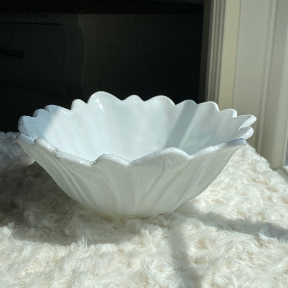 VINTAGE~INDIANA MILK GLASS~LILY PONS SUNFLOWER~SERVING BOWL~DAISY/SUNFLOWER~G13